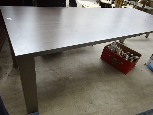 Tafel modern uitlengbaar + 4 stoelen - afbeelding 1 van  3