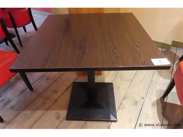 Tafel op metalen voet, blad 70x70cm, hoogte 73cm - afbeelding 1 van  3