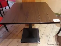 Tafel op metalen voet, blad 70x70cm, hoogte 73cm