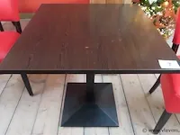 Tafel op metalen voet, blad 70x70cm, hoogte 73cm