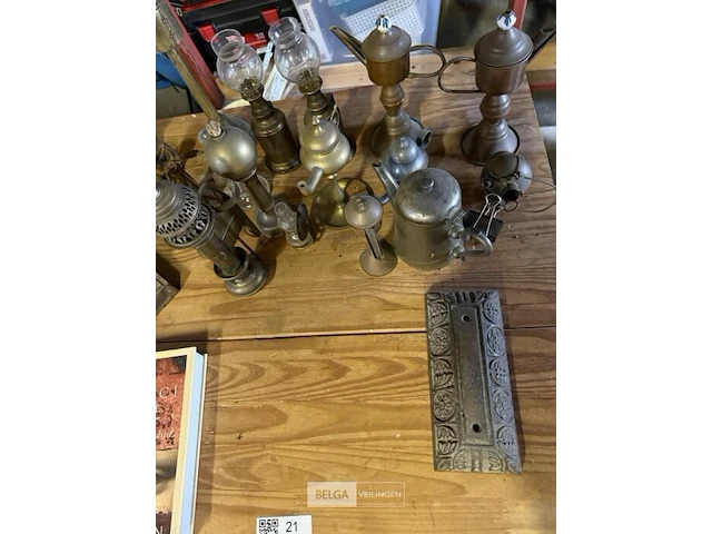 Tafel op schragen met toebehoren - afbeelding 1 van  4