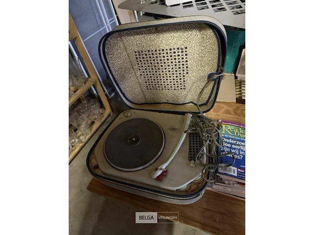 Tafel op schragen met toebehoren - afbeelding 2 van  4