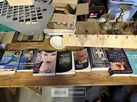 Tafel op schragen met toebehoren - afbeelding 3 van  4