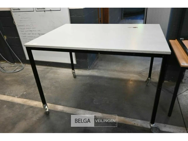 Tafel op wielen - licht beschadigd - afbeelding 1 van  3