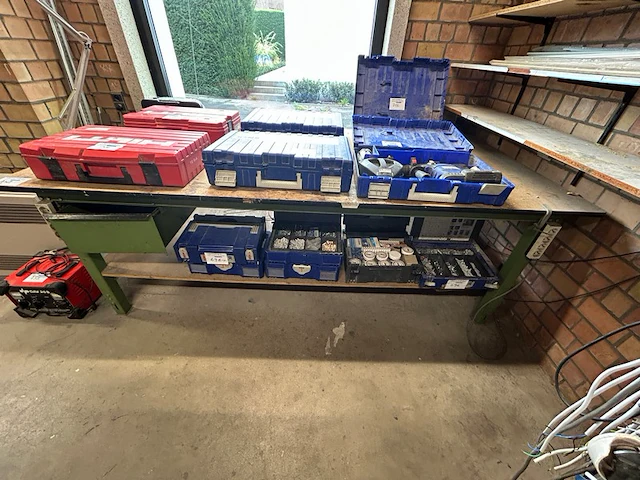Tafel, radio, lamp - afbeelding 1 van  7