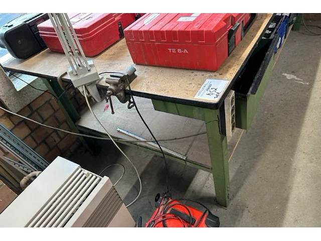 Tafel, radio, lamp - afbeelding 2 van  7
