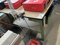 Tafel, radio, lamp - afbeelding 2 van  7