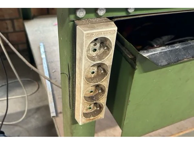 Tafel, radio, lamp - afbeelding 3 van  7