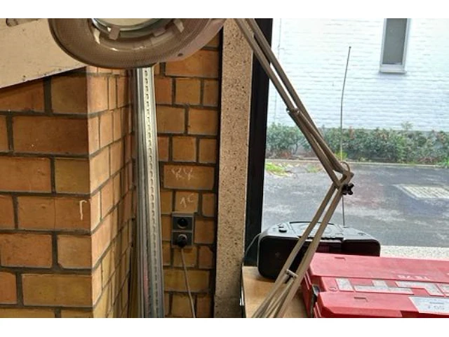 Tafel, radio, lamp - afbeelding 5 van  7