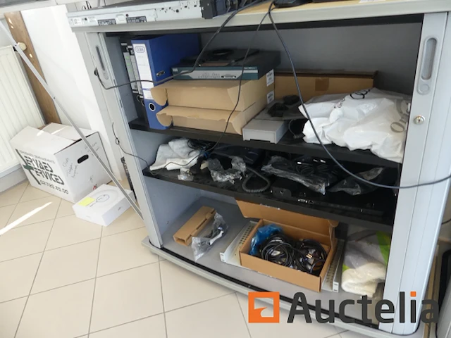 Tafel, stoelen, kasten - afbeelding 1 van  7