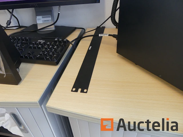 Tafel, stoelen, kasten - afbeelding 6 van  7