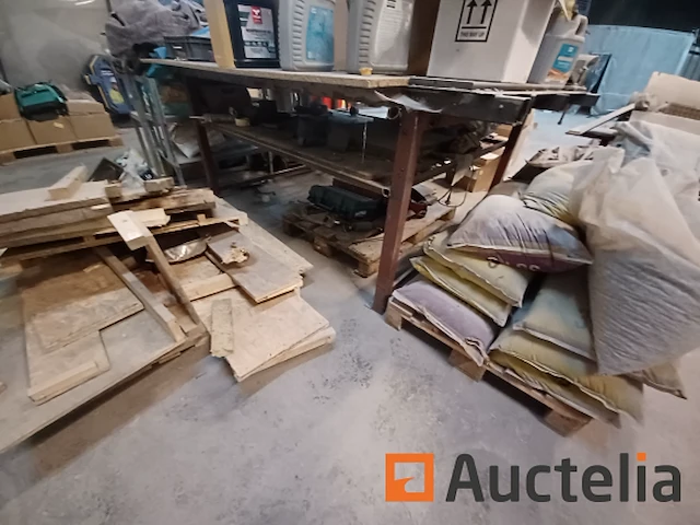 Tafel van werkplaats met bankschroef - afbeelding 1 van  2