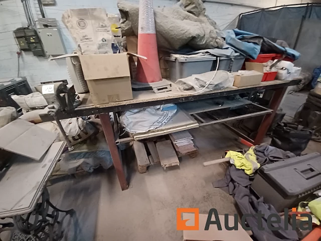 Tafel van werkplaats met bankschroef - afbeelding 2 van  2