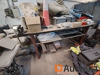 Tafel van werkplaats met bankschroef - afbeelding 2 van  2