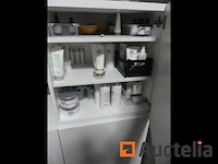 Tafel voor esthetische verzorging, kasten, lamp, deco, producten verschillend vervat in de meubilair - afbeelding 6 van  18