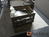 Tafel voor esthetische verzorging, kasten, lamp, deco, producten verschillend vervat in de meubilair - afbeelding 16 van  18