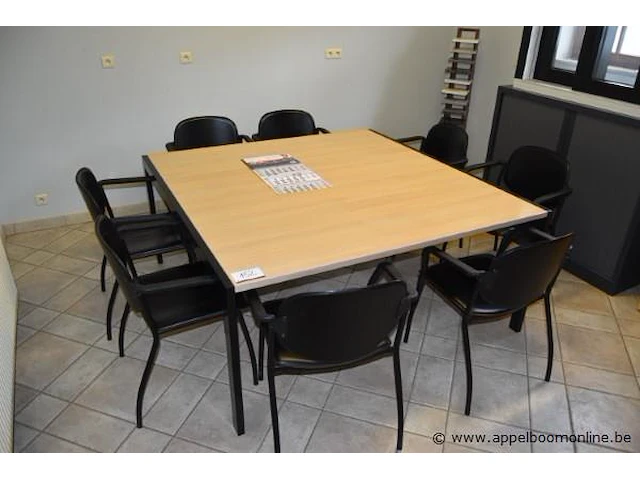 Tafel vv 8 stoelen - afbeelding 1 van  1
