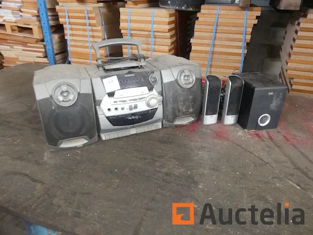 Tafel werkbank + radio en luidsprekers - afbeelding 5 van  7