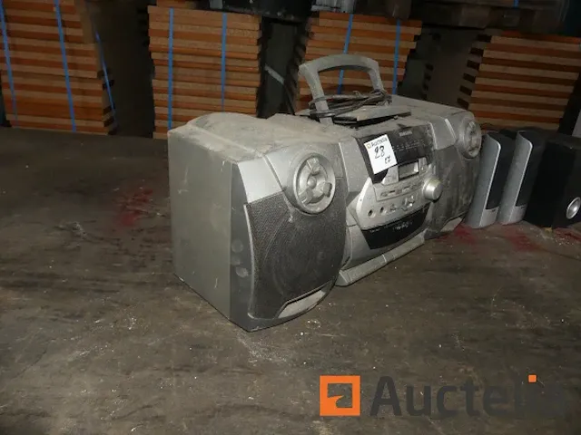 Tafel werkbank + radio en luidsprekers - afbeelding 6 van  7