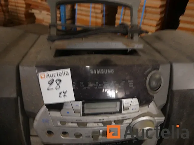 Tafel werkbank + radio en luidsprekers - afbeelding 7 van  7