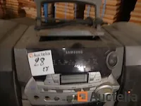 Tafel werkbank + radio en luidsprekers - afbeelding 7 van  7