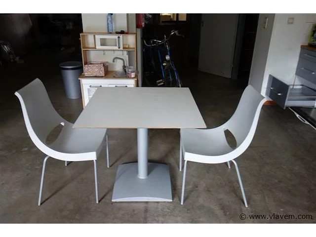 Tafels en stoelen - afbeelding 1 van  1