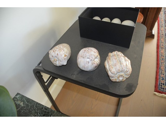 Tafeltje groen marmeren blad, houten krukje, houten wijnrekje, 2 flessen wijn, 8 sier eitjes, 3 porseleinen sierstukken, bijzettafeltje, 4 planten in pot - afbeelding 2 van  11