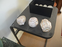 Tafeltje groen marmeren blad, houten krukje, houten wijnrekje, 2 flessen wijn, 8 sier eitjes, 3 porseleinen sierstukken, bijzettafeltje, 4 planten in pot - afbeelding 2 van  11