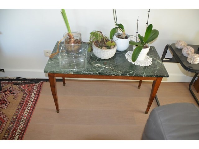 Tafeltje groen marmeren blad, houten krukje, houten wijnrekje, 2 flessen wijn, 8 sier eitjes, 3 porseleinen sierstukken, bijzettafeltje, 4 planten in pot - afbeelding 3 van  11