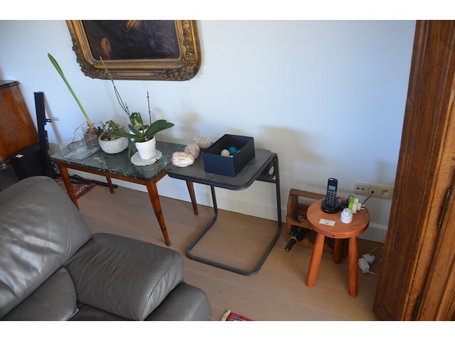 Tafeltje groen marmeren blad, houten krukje, houten wijnrekje, 2 flessen wijn, 8 sier eitjes, 3 porseleinen sierstukken, bijzettafeltje, 4 planten in pot - afbeelding 1 van  11