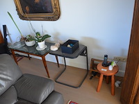 Tafeltje groen marmeren blad, houten krukje, houten wijnrekje, 2 flessen wijn, 8 sier eitjes, 3 porseleinen sierstukken, bijzettafeltje, 4 planten in pot