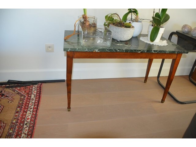 Tafeltje groen marmeren blad, houten krukje, houten wijnrekje, 2 flessen wijn, 8 sier eitjes, 3 porseleinen sierstukken, bijzettafeltje, 4 planten in pot - afbeelding 4 van  11