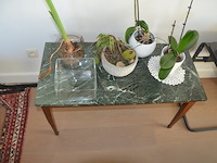 Tafeltje groen marmeren blad, houten krukje, houten wijnrekje, 2 flessen wijn, 8 sier eitjes, 3 porseleinen sierstukken, bijzettafeltje, 4 planten in pot - afbeelding 5 van  11