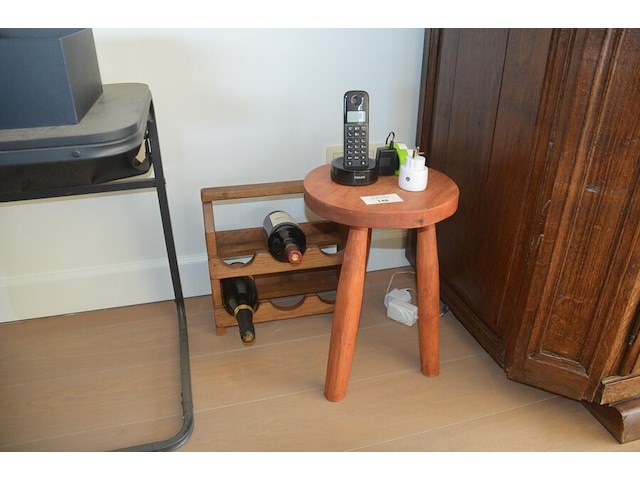 Tafeltje groen marmeren blad, houten krukje, houten wijnrekje, 2 flessen wijn, 8 sier eitjes, 3 porseleinen sierstukken, bijzettafeltje, 4 planten in pot - afbeelding 6 van  11