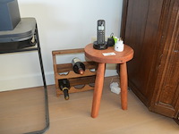 Tafeltje groen marmeren blad, houten krukje, houten wijnrekje, 2 flessen wijn, 8 sier eitjes, 3 porseleinen sierstukken, bijzettafeltje, 4 planten in pot - afbeelding 6 van  11