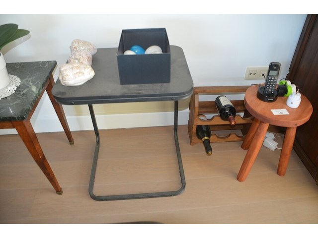 Tafeltje groen marmeren blad, houten krukje, houten wijnrekje, 2 flessen wijn, 8 sier eitjes, 3 porseleinen sierstukken, bijzettafeltje, 4 planten in pot - afbeelding 9 van  11