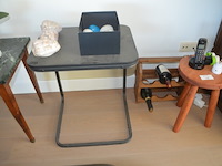 Tafeltje groen marmeren blad, houten krukje, houten wijnrekje, 2 flessen wijn, 8 sier eitjes, 3 porseleinen sierstukken, bijzettafeltje, 4 planten in pot - afbeelding 9 van  11