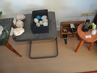 Tafeltje groen marmeren blad, houten krukje, houten wijnrekje, 2 flessen wijn, 8 sier eitjes, 3 porseleinen sierstukken, bijzettafeltje, 4 planten in pot - afbeelding 10 van  11