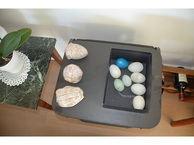 Tafeltje groen marmeren blad, houten krukje, houten wijnrekje, 2 flessen wijn, 8 sier eitjes, 3 porseleinen sierstukken, bijzettafeltje, 4 planten in pot - afbeelding 11 van  11