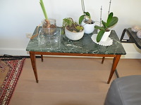 Tafeltje groen marmeren blad, houten krukje, houten wijnrekje, 2 flessen wijn, 8 sier eitjes, 3 porseleinen sierstukken, bijzettafeltje, 4 planten in pot - afbeelding 3 van  11