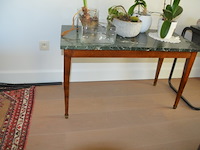 Tafeltje groen marmeren blad, houten krukje, houten wijnrekje, 2 flessen wijn, 8 sier eitjes, 3 porseleinen sierstukken, bijzettafeltje, 4 planten in pot - afbeelding 4 van  11