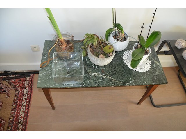 Tafeltje groen marmeren blad, houten krukje, houten wijnrekje, 2 flessen wijn, 8 sier eitjes, 3 porseleinen sierstukken, bijzettafeltje, 4 planten in pot - afbeelding 5 van  11