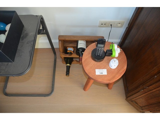 Tafeltje groen marmeren blad, houten krukje, houten wijnrekje, 2 flessen wijn, 8 sier eitjes, 3 porseleinen sierstukken, bijzettafeltje, 4 planten in pot - afbeelding 8 van  11