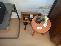 Tafeltje groen marmeren blad, houten krukje, houten wijnrekje, 2 flessen wijn, 8 sier eitjes, 3 porseleinen sierstukken, bijzettafeltje, 4 planten in pot - afbeelding 8 van  11