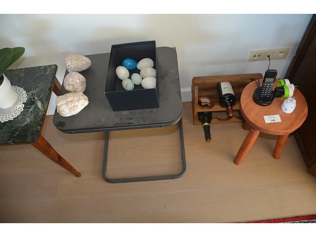 Tafeltje groen marmeren blad, houten krukje, houten wijnrekje, 2 flessen wijn, 8 sier eitjes, 3 porseleinen sierstukken, bijzettafeltje, 4 planten in pot - afbeelding 10 van  11