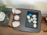 Tafeltje groen marmeren blad, houten krukje, houten wijnrekje, 2 flessen wijn, 8 sier eitjes, 3 porseleinen sierstukken, bijzettafeltje, 4 planten in pot - afbeelding 11 van  11