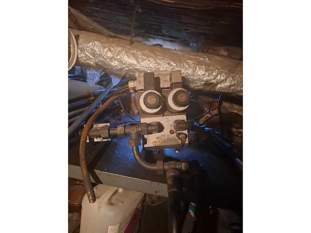 Tandem aschassis met hydraulisch systeem en aangedreven as - afbeelding 2 van  12