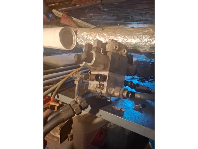 Tandem aschassis met hydraulisch systeem en aangedreven as - afbeelding 3 van  12