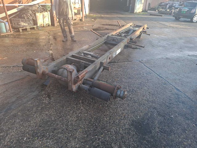 Tandem aschassis met hydraulisch systeem en aangedreven as - afbeelding 1 van  12