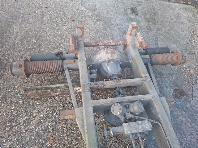 Tandem aschassis met hydraulisch systeem en aangedreven as - afbeelding 6 van  12